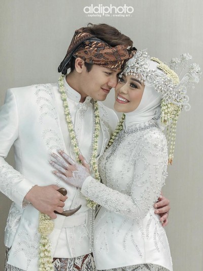 Lesti Kejora memakai siger. Lesti Kejora memakai siger.