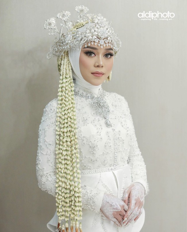 MUA langganan selebriti Tanah Air ini menjelaskan jika netizen Indonesia menginginkan semuanya serba sempurna. Sementara itu kenyataan di lokasi, selera klien berbeda dengan selera netizen. Soalnya menurut Lestinya sendiri kalau sigernya ketinggian di kepalanya agak sakit. Kalau posisi sigernya turunan sedikit itu dia baru pas di jidatnya. Cuman kita nggak tahu, luar bisa soal komplain sigernya ini, ujar Bennu yang terkejut. Foto: Dok. Instagram @aldiphoto.