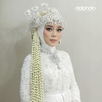 MUA langganan selebriti Tanah Air ini menjelaskan jika netizen Indonesia menginginkan semuanya serba sempurna. Sementara itu kenyataan di lokasi, selera klien berbeda dengan selera netizen. Soalnya menurut Lestinya sendiri kalau sigernya ketinggian di kepalanya agak sakit. Kalau posisi sigernya turunan sedikit itu dia baru pas di jidatnya. Cuman kita nggak tahu, luar bisa soal komplain sigernya ini, ujar Bennu yang terkejut. Foto: Dok. Instagram @aldiphoto.