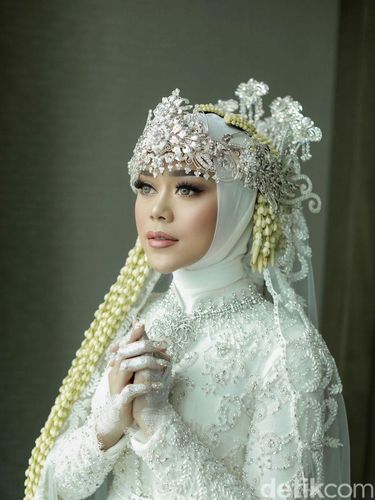 Lesti tampil memesona berkat MUA Bennu Sorumba.