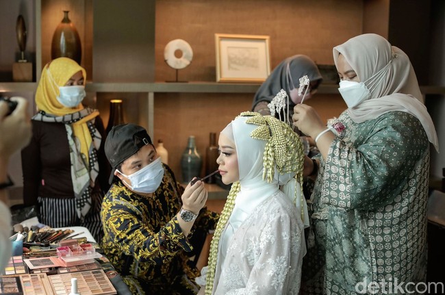 MUA Bennu Sorumba merupakan sosok di balik riasan makeup Lesti Kejora di hari pernikahannya. Lesti Kejora dan Rizky Billar resmi menikah pada Kamis (19/8/2021) di Intercontinental Hotel Pondok Indah, Jakarta Selatan. Bennu yang sudah merilis produk makeup sendiri itu membuat penampilan Lesti bak selebriti Hollywood. Bibirnya dipulas dengan lipstik coklat muda dengan tambahan lip gloss. Sementara area matanya dibuat cetar dengan bulu mata palsu yang cukup tebal. Foto: Dok. pribadi Juanda Hasid Sorumba.