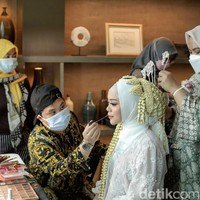 MUA Bennu Sorumba merupakan sosok di balik riasan makeup Lesti Kejora di hari pernikahannya. Lesti Kejora dan Rizky Billar resmi menikah pada Kamis (19/8/2021) di Intercontinental Hotel Pondok Indah, Jakarta Selatan. Bennu yang sudah merilis produk makeup sendiri itu membuat penampilan Lesti bak selebriti Hollywood. Bibirnya dipulas dengan lipstik coklat muda dengan tambahan lip gloss. Sementara area matanya dibuat cetar dengan bulu mata palsu yang cukup tebal. Foto: Dok. pribadi Juanda Hasid Sorumba.