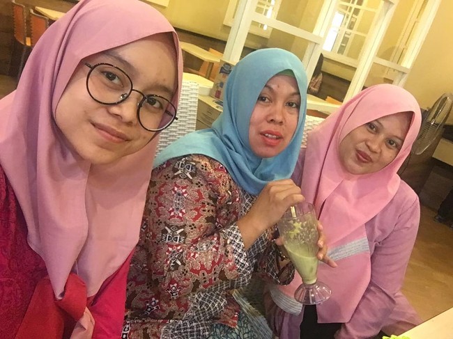 Hal itu mengejutkan publik terlebih istri Rizky Billar itu belum pernah masuk nominasi atau menang polling sebelumnya. Tampaknya banyak orang yang protes mengenai Lesti masuk lima besar wanita tercantik dunia hingga kemudian pihak Top Beauty World memberikan penjelasan. Namun hal tersebut tidak menghalanginya untuk unggah foto tanpa makeup terutama saat sedang menikmati waktu bareng keluarga. Foto: Instagram