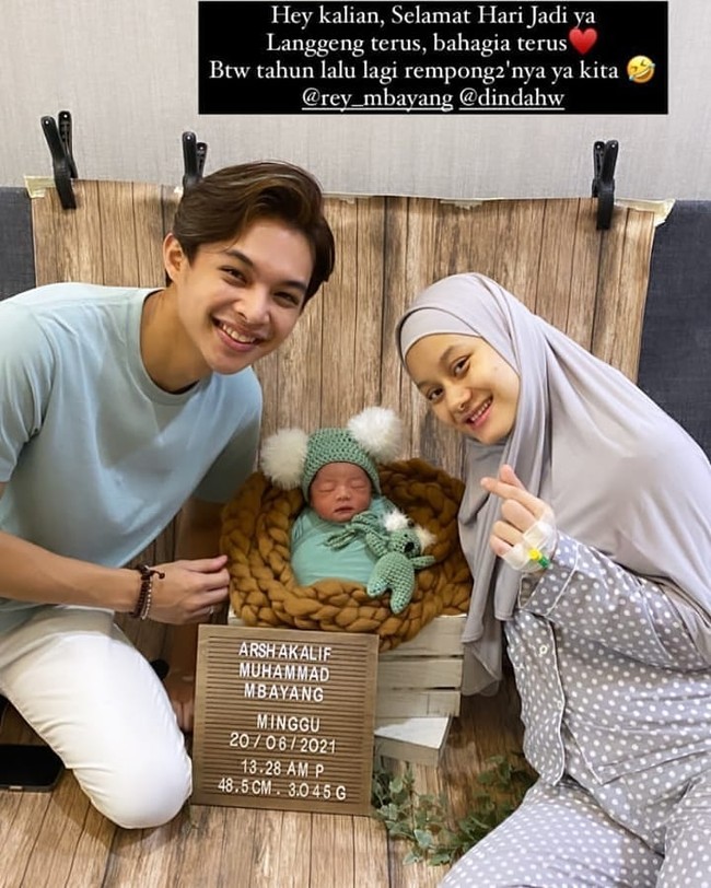 Meski begitu, istri dari Rey Mbayang ini terlihat tak mau ambil pusing. Ia pun tak segan untuk tampil sederhana dalam postingan yang lain. Sebagai baru, Dinda sepertinya lebih mengalihkan fokus dan perhatian utamanya pada anak ketimbang makeup. Foto: Instagram