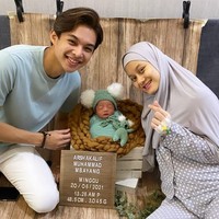 Meski begitu, istri dari Rey Mbayang ini terlihat tak mau ambil pusing. Ia pun tak segan untuk tampil sederhana dalam postingan yang lain. Sebagai baru, Dinda sepertinya lebih mengalihkan fokus dan perhatian utamanya pada anak ketimbang makeup. Foto: Instagram