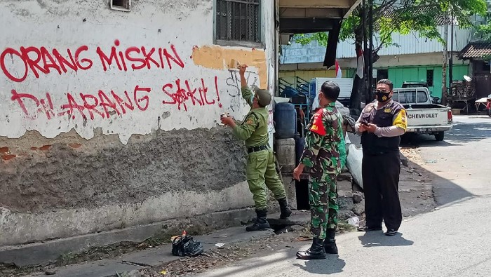 Linmas Kelurahan Setabelan, Solo, mengecat vandalisme, Selasa (24/8/2021).