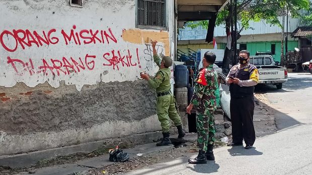 Linmas Kelurahan Setabelan, Solo, mengecat vandalisme, Selasa (24/8/2021).
