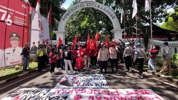 Mahasiswa demo pasang spanduk 404 not found di Balai Kota bandung