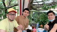 Hangout bareng dua temannya, Ryan memilih makan mie ayam. Tak hanya digosipkan dekat dengan Ria Ricis, ia bahkan disebut sebagai calon suami Ria dan kabarnya sudah memberikan sebuah cincin. Foto: Instagram @teukuryantr
