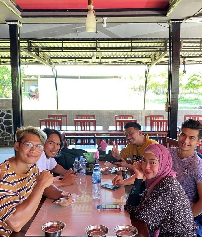 Manisnya Momen Teuku Ryan dan Ria Ricis Saat Makan Mangga Bareng Manisnya Momen Teuku Ryan dan Ria Ricis Saat Makan Mangga Bareng