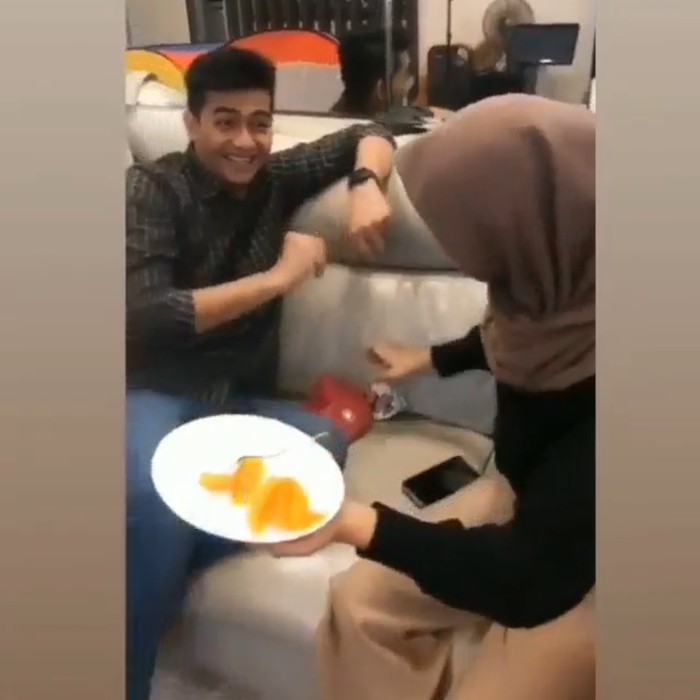 Manisnya Momen Teuku Ryan dan Ria Ricis Saat Makan Mangga Bareng Manisnya Momen Teuku Ryan dan Ria Ricis Saat Makan Mangga Bareng