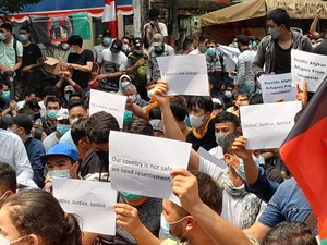 Massa Pencari Suaka Afghanistan Masih Bertahan, Polisi Siagakan Water Cannon