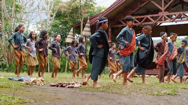 Traveler yang berlibur ke Desa Wisata Saung Ciburial diajak menikmati suasana pulang kampung. Selain punya berbagai paket wisata, desa ini uungin menampulkan potensi kearifan lokal yang dimiliki seperti potensi alam, budaya, sosial serta ekonomi warga. (Jadesta) Traveler yang berlibur ke Desa Wisata Saung Ciburial diajak menikmati suasana pulang kampung. Selain punya berbagai paket wisata, desa ini uungin menampulkan potensi kearifan lokal yang dimiliki seperti potensi alam, budaya, sosial serta ekonomi warga. (Jadesta)