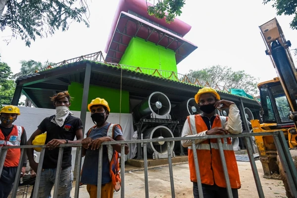 Menggunakan 40 kipas raksasa dan 5.000 filter, menara setinggi 25 meter ini menyedot udara yang tercemar dari atas, menyaringnya, lalu memompanya keluar dari bawah. Menggunakan 40 kipas raksasa dan 5.000 filter, menara setinggi 25 meter ini menyedot udara yang tercemar dari atas, menyaringnya, lalu memompanya keluar dari bawah.