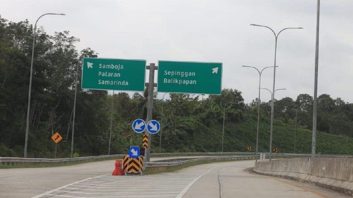 Menengok Tol Balikpapan-Samarinda yang Baru Diresmikan Jokowi Presiden Jokowi didampingi sejumlah pejabat meresmikan Seksi I dan Seksi V Jalan Tol Balikpapan – Samarinda (Balsam). Ini foto-fotonya.