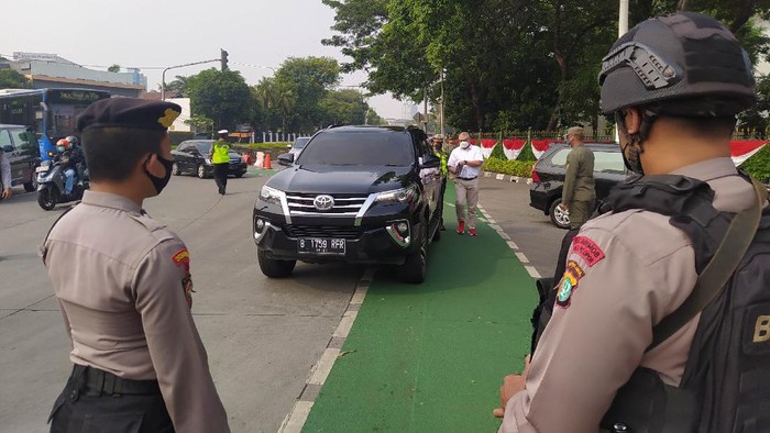 Mobil Pelat RFR Tak Mau Putar Balik di Gage Sudirman