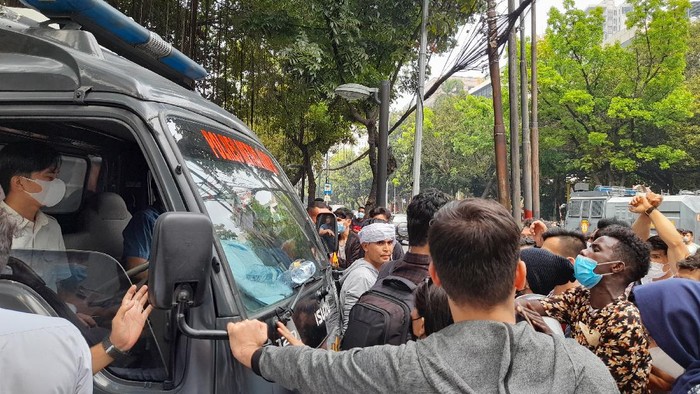 Mobil Tahanan Polisi Bawa Sejumlah Massa Pencari Suaka Afganistan