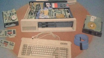 Bantuan kakek saat sang cucu ingin merakit PC. Foto: dok Bored Panda 