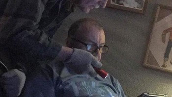 Menggunakan senter untuk mencerahkan layar iPad. Foto: dok Bored Panda