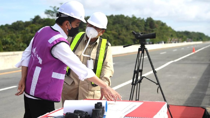 Presiden Joko Widodo (Jokowi) bersama Menteri Pertahanan Prabowo Subianto meninjau sodetan akses jalan menuju rencana ibu kota negara (IKN) baru di Kalimantan Timur. Sodetan akses tersebut berada di Jalan Tol Balikpapan-Samarinda KM 14.