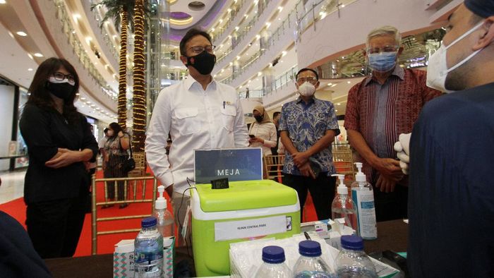 Momen Menkes Tinjau Vaksinasi di Pusat Perbelanjaan Menteri Kesehatan Budi Gunadi Sadikin terlihat meninjau mini sentra vaksinasi di Central Park Mall, Jakarta Barat.