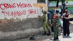 Momen Petugas Hapus Vandalisme Orang Miskin Dilarang Sakit