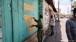 Momen Petugas Hapus Vandalisme Orang Miskin Dilarang Sakit