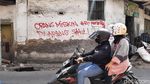 Momen Petugas Hapus Vandalisme Orang Miskin Dilarang Sakit