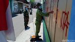 Momen Petugas Hapus Vandalisme Orang Miskin Dilarang Sakit