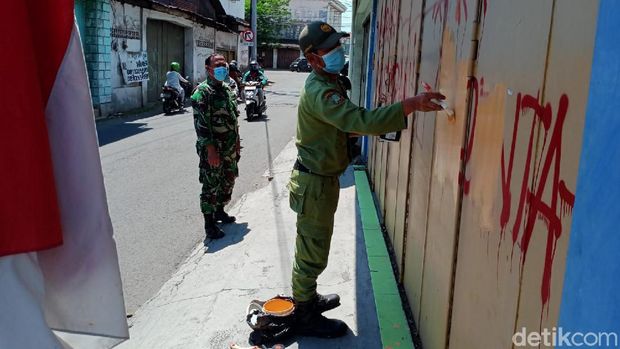 Aksi corat-coret vandalisme yang berisi kritik dan menyinggung pemerintah terlihat di beberapa tembok di wilayah Kota Solo, Jawa Tengah.