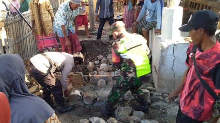 Oknum personel TNI yang tempelkan telinga warga di knalpot motor di Bima, NTB) Serka S kembali berdinas sebagai Babinsa. (dok. Istimewa)