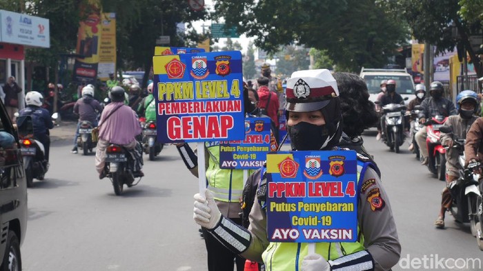 Pemberlakuan ganjil genap di Kota Cimahi.