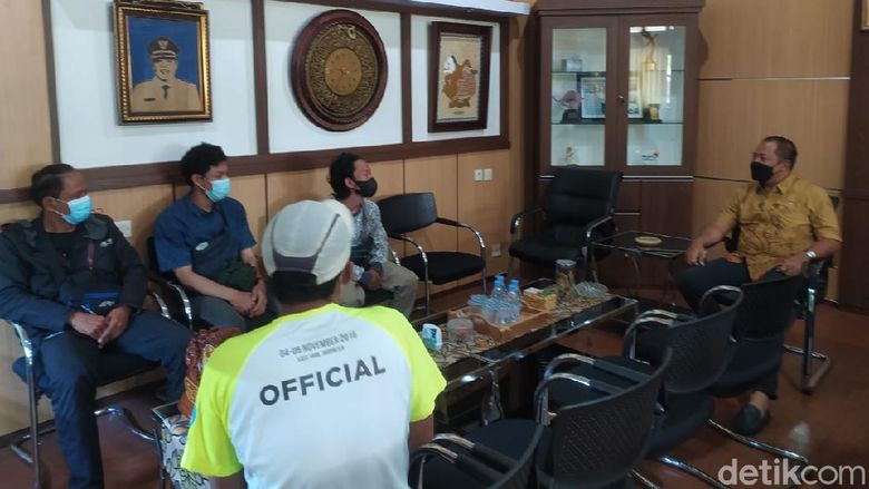 Pemuda Panjat Tugu Puncak Lawu Menghadap Bupati Pemuda yang viral memanjat tugu puncak Lawu menghadap Bupati Karanganyar, Selasa (24/8/2021). Foto: Andika Tarmy/detikcom