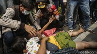 Water canon pun tampak berjalan menuju arah Tugu Tani mengiringi polisi membubarkan massa.  