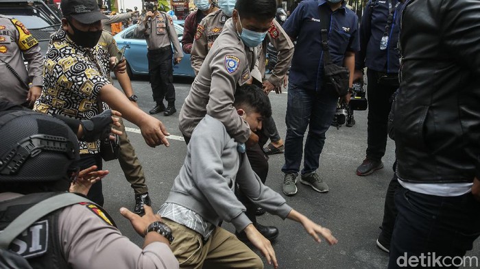 Pendemo Afghanistan Ricuh Saat Dibubarkan Sejumlah massa dari pengungsi Afghanistan menggelar aksi di Kantor UNHCR, Jakarta, Selasa (24/8/2021). Aksi yang sebelumnya berjalan lancar harus dibubarkan oleh petugas karena menimbulkan kerumunan.