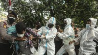 Diketahui DKI Jakarta baru saja memasuki PPKM Level 3 dan masuk ke dalam zona hijau, meski begitu petugas tetap mengantisipasi adanya klaster akibat aksi demo yang digelar hari ini.  