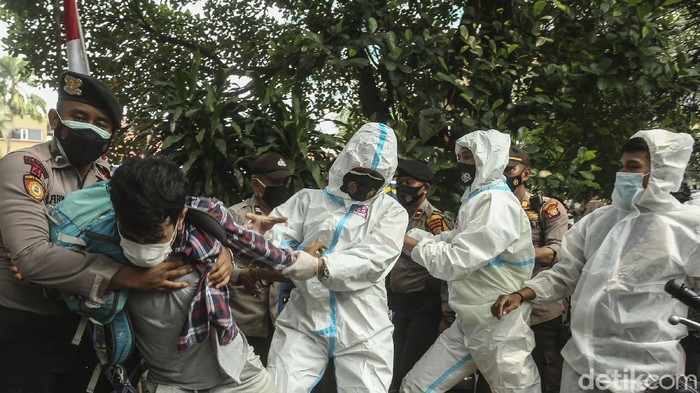Pendemo Afghanistan Ricuh Saat Dibubarkan Sejumlah massa dari pengungsi Afghanistan menggelar aksi di Kantor UNHCR, Jakarta, Selasa (24/8/2021). Aksi yang sebelumnya berjalan lancar harus dibubarkan oleh petugas karena menimbulkan kerumunan.