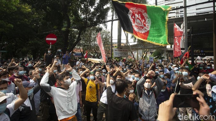 Sejumlah massa dari pengungsi Afghanistan menggelar aksi di Kantor UNHCR, Jakarta, Selasa (24/8/2021). Aksi yang sebelumnya berjalan lancar harus dibubarkan oleh petugas karena menimbulkan kerumunan.