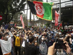 Massa Pengungsi Afghanistan Bubar, Depan Kantor UNHCR Disemprot Disinfektan