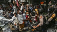 Puluhan aparat kepolisian mulai membubarkan secara paksa massa yang masih bertahan di depan kantor UNHCR.   