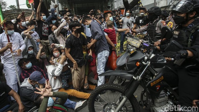 Sejumlah massa dari pengungsi Afghanistan menggelar aksi di Kantor UNHCR, Jakarta, Selasa (24/8/2021). Aksi yang sebelumnya berjalan lancar harus dibubarkan oleh petugas karena menimbulkan kerumunan.