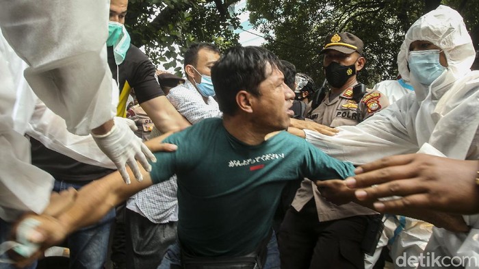 Pendemo Afghanistan Ricuh Saat Dibubarkan Sejumlah massa dari pengungsi Afghanistan menggelar aksi di Kantor UNHCR, Jakarta, Selasa (24/8/2021). Aksi yang sebelumnya berjalan lancar harus dibubarkan oleh petugas karena menimbulkan kerumunan.
