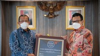 Direktur Utama PT Bank Tabungan Negara (Persero) Tbk, Haru Koesmahargyo berfoto bersama dengan Direktur Finance, Planning, and Treasury BTN, Nofry Rony Poetra usai menerima penghargaan sebagai Bank Terbaik 2021 pada ajang Best Bank Award 2021 di Jakarta, Selasa (24/8). 