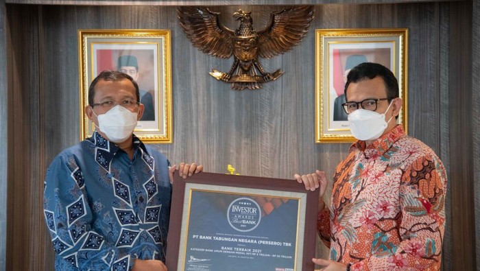 Direktur Utama PT Bank Tabungan Negara (Persero) Tbk, Haru Koesmahargyo (kiri) berbincang dengan Direktur Finance, Planning, and Treasury BTN, Nofry Rony Poetra usai menerima penghargaan sebagai Bank Terbaik 2021 pada ajang Best Bank Award 2021 di Jakarta, Selasa (24/8). Bank BTN mendapatkan predikat sebagai Bank terbaik di kategori Bank  dengan modal inti Rp 5-10triliun atas kinerjanya selama tahun 2020 antara lain pencapaian laba yang positif, pertumbuhan kredit, loan to deposit rasio dan pertumbuhan pendapatan bunga bersih tahun 2020 yang positif. Penghargaan ini diharapkan mampu memotivasi segenap insan Bank BTN menggapai misinya sebagai Best Mortgage Bank in South East Asia in 2025.