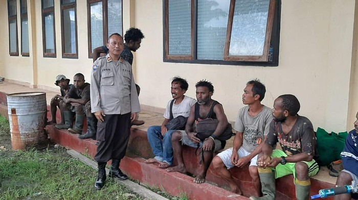 Polisi Beri Trauma Healing ke Pekerja Pembangun Jembatan di Yahukimo pasca 2 rekannya dibunuh KKB (Foto: Istimewa)