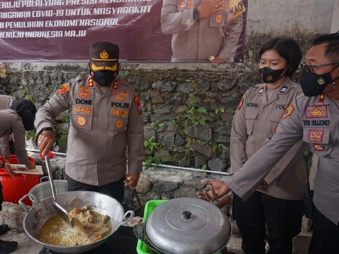 Polisi Memasak untuk Ratusan Pasien COVID-19 di Mojokerto