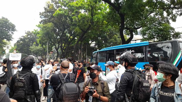 Polisi membubarkan paksa demonstran pencari suaka asal Afghanistan di UNHCR (Tiara/detikcom)