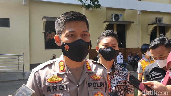 Polisi usut arisan online Aleghoz di Sragen. Kerugian akibat arisan online ini disebut mencapai miliaran Rupiah.