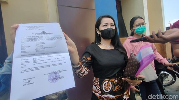 Polisi usut arisan online Aleghoz di Sragen. Kerugian akibat arisan online ini disebut mencapai miliaran Rupiah.
