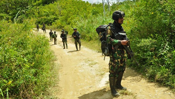 Prajurit TNI AD memburu kelompok Mujahidin Indonesia Timur (MIT) di Desa Lembangtongoa, Kabupaten Sigi, Sulteng pada Selasa (1/12/2020) usai pembunuhan 4 warga di desa itu pada Jumat (27/11/2020) (ANTARA/Eddy Djunaedi)